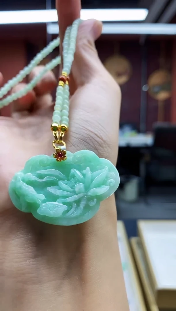 颈饰未镶嵌翡翠吊坠·