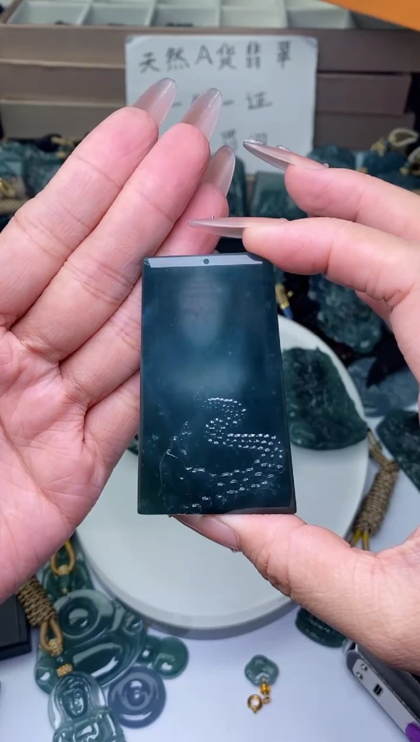 颈饰未镶嵌翡翠
