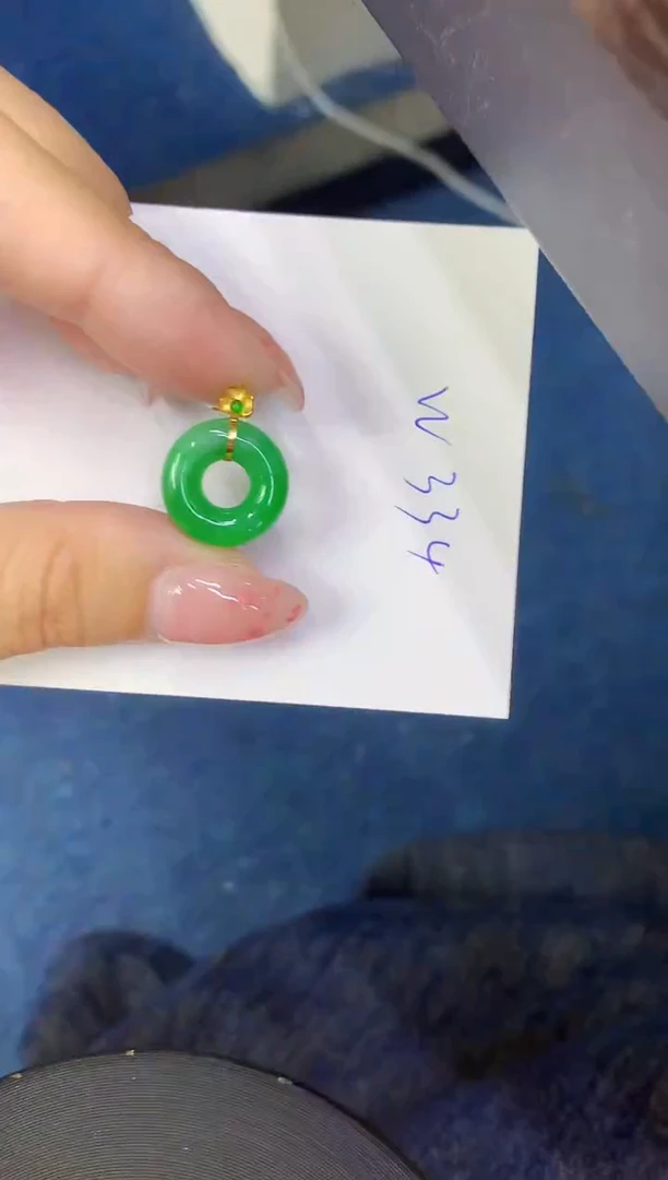 翡翠18K金镶嵌颈饰缅甸天然翡翠A货