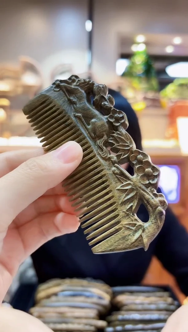 维腊木（绿檀）无事牌梳子