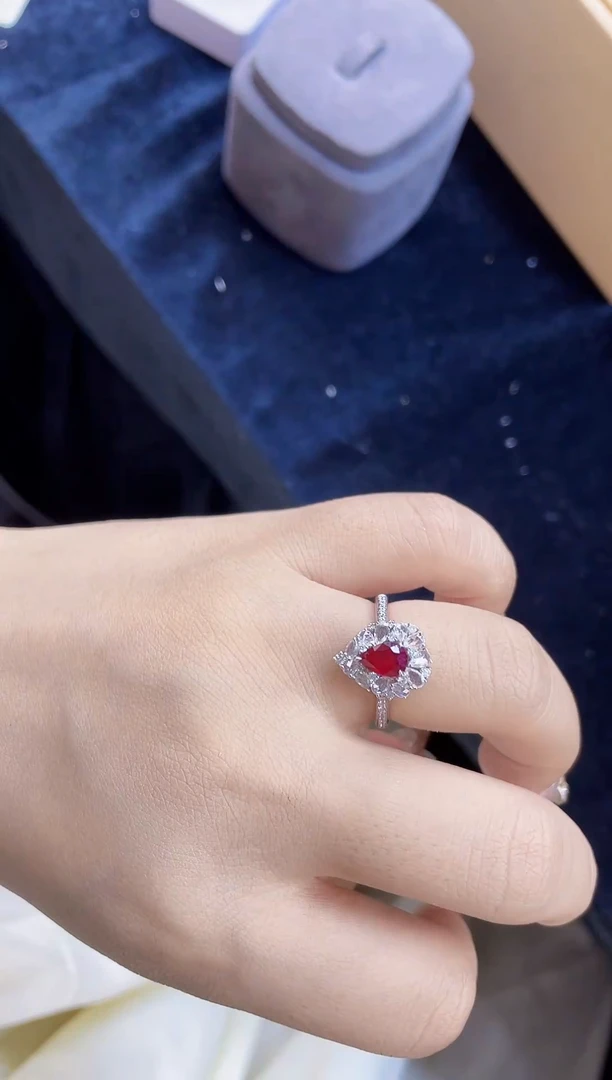 红宝石戒指18K金镶嵌主石1克拉无烧鸽血红戒指