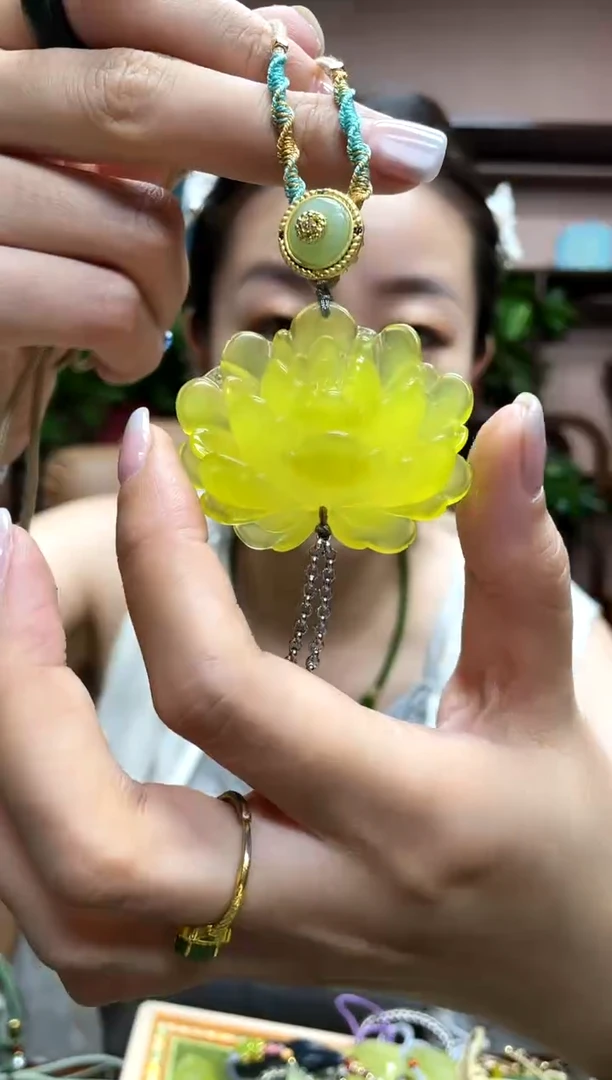 岫玉未镶嵌吊坠·