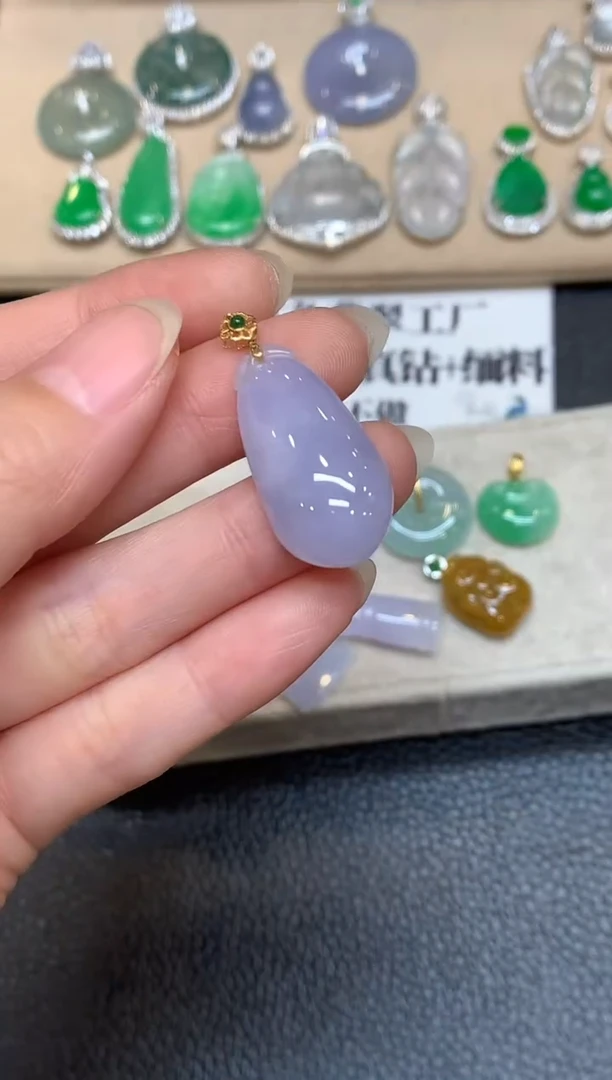 颈饰18K金镶嵌翡翠福瓜【无服务费