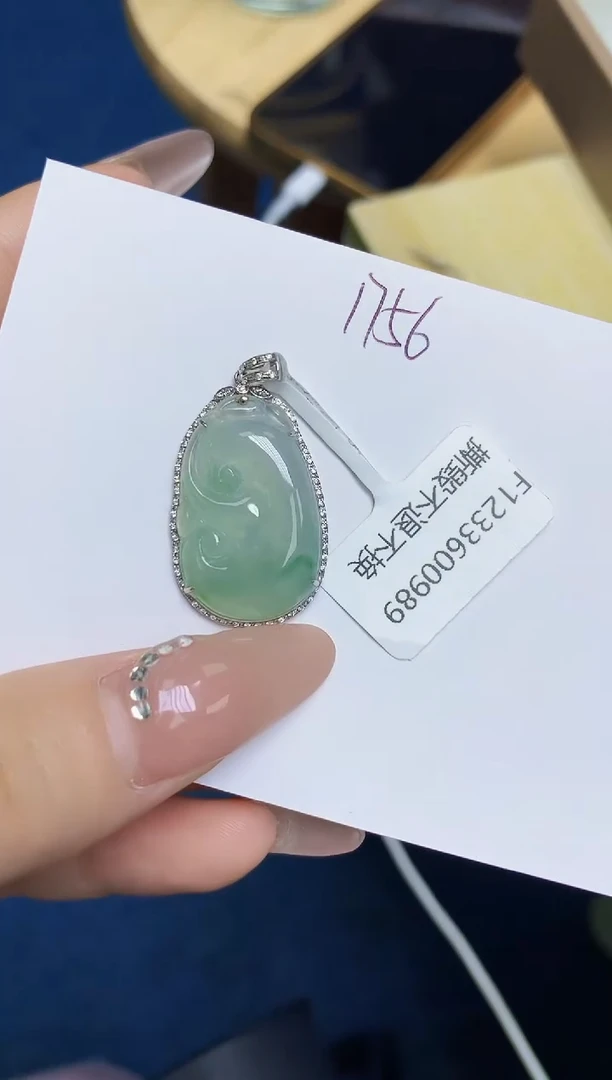 翡翠18K金镶嵌颈饰 天然缅甸翡翠A货