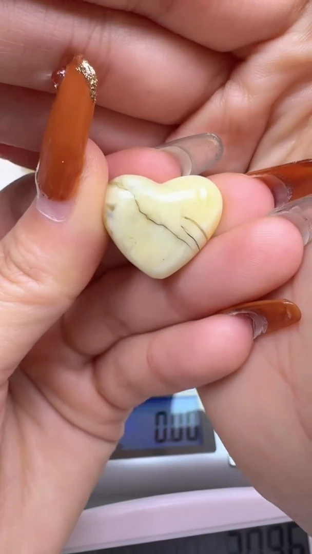 裸石琥珀未镶嵌如图