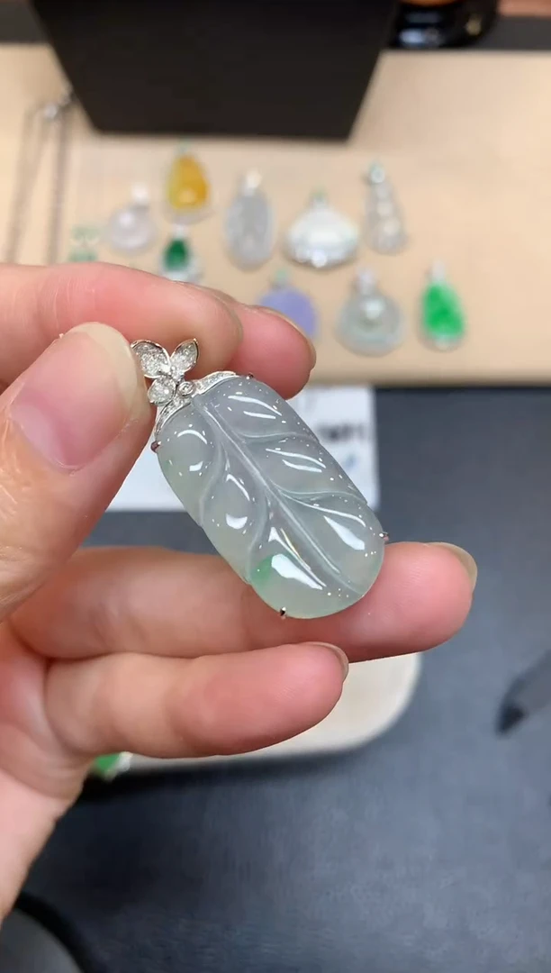 颈饰18K金镶嵌翡翠树叶【无服务费