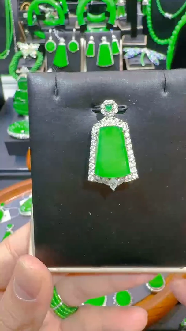 【闪购商品】翡翠吊坠(赠链)未镶嵌天然A货翡翠