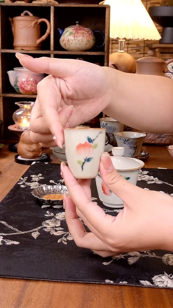 草木灰手绘桃子闻香杯