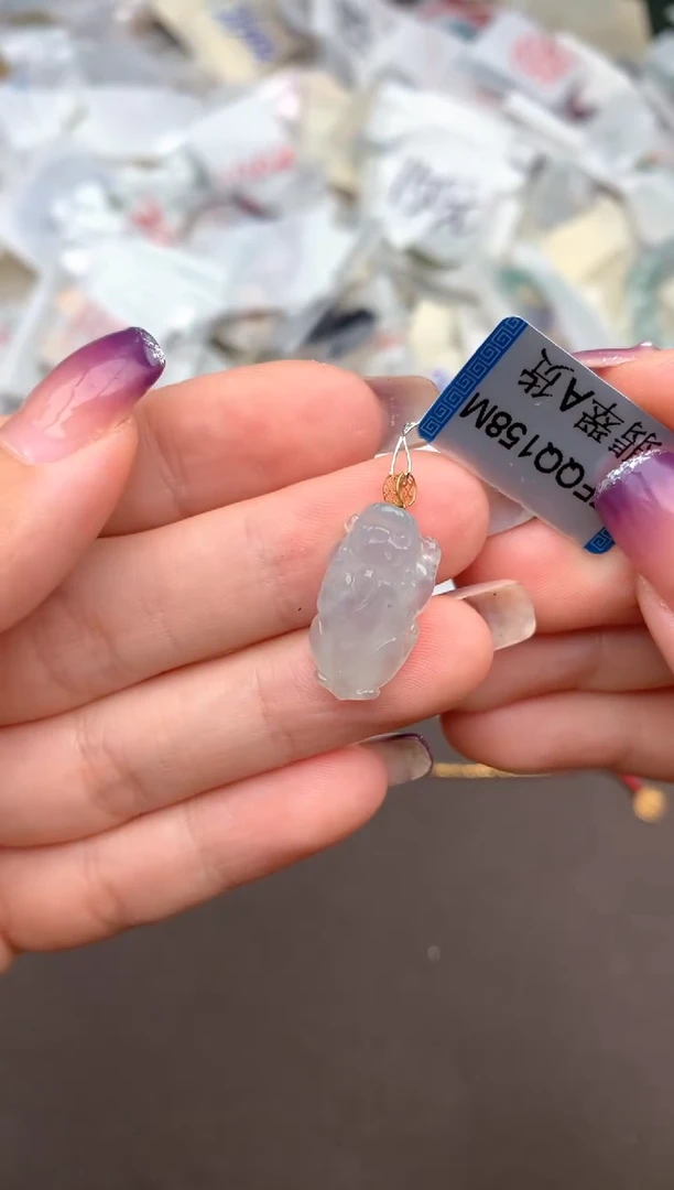 18K金镶嵌挂件翡翠一