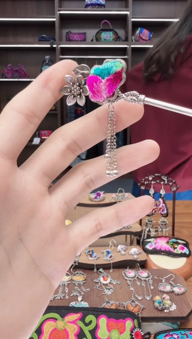 织绣50蒙阿苏苗绣传承店