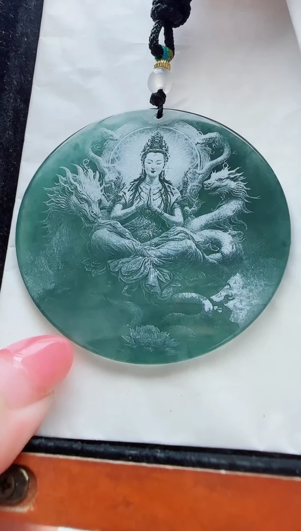 翡翠未镶嵌颈饰多样性发货其中一件