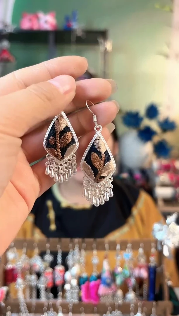 彩云南阁非遗老绣饰品316