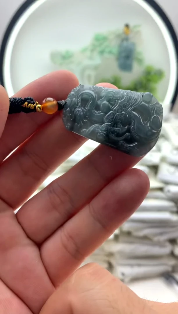 翡翠未镶嵌颈饰小龙牌