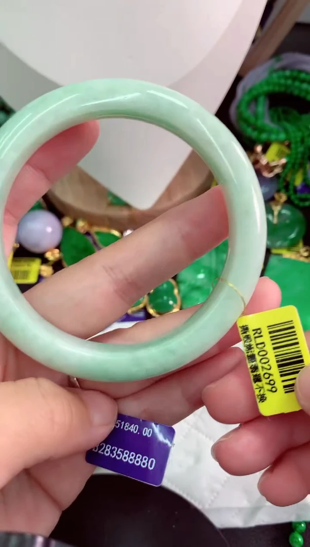 翡翠未镶嵌颈饰挂件