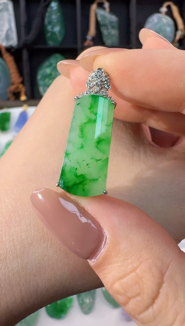 颈饰18K金镶嵌翡翠缅甸A货翡翠