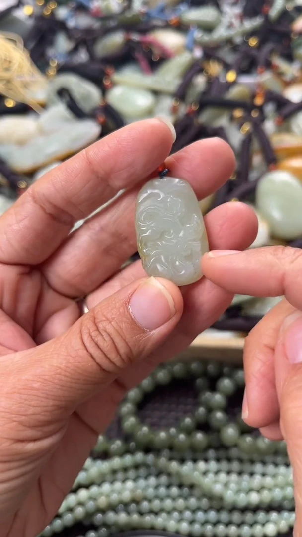 【闪购商品】和田玉颈饰未镶嵌多样性发货没有证书，拍一发一.有瑕