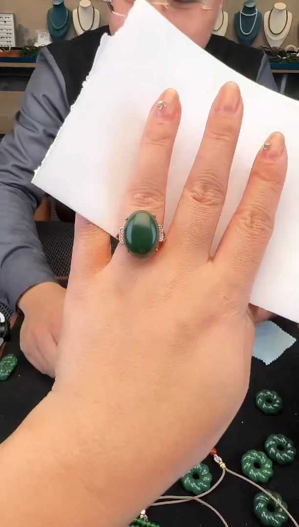 未镶嵌戒指和田玉鸽子蛋