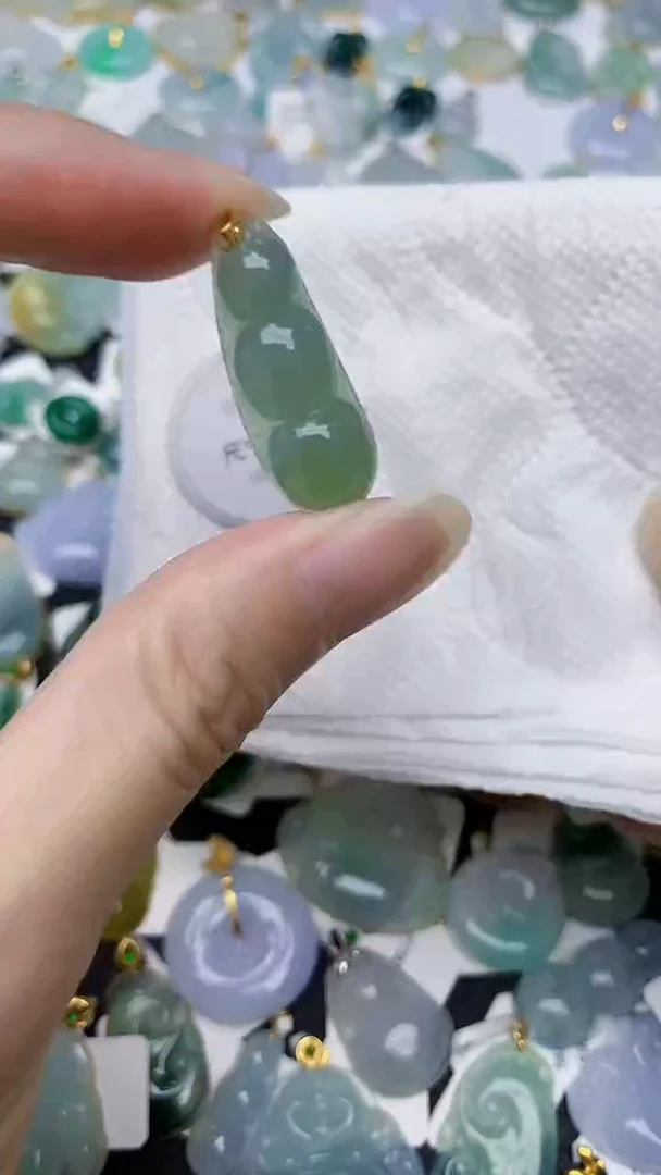 颈饰18K金镶嵌翡翠天然A货翡翠