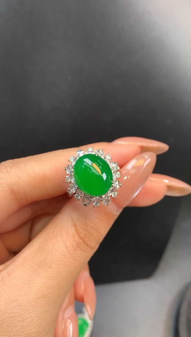 颈饰18K金镶嵌翡翠戒指