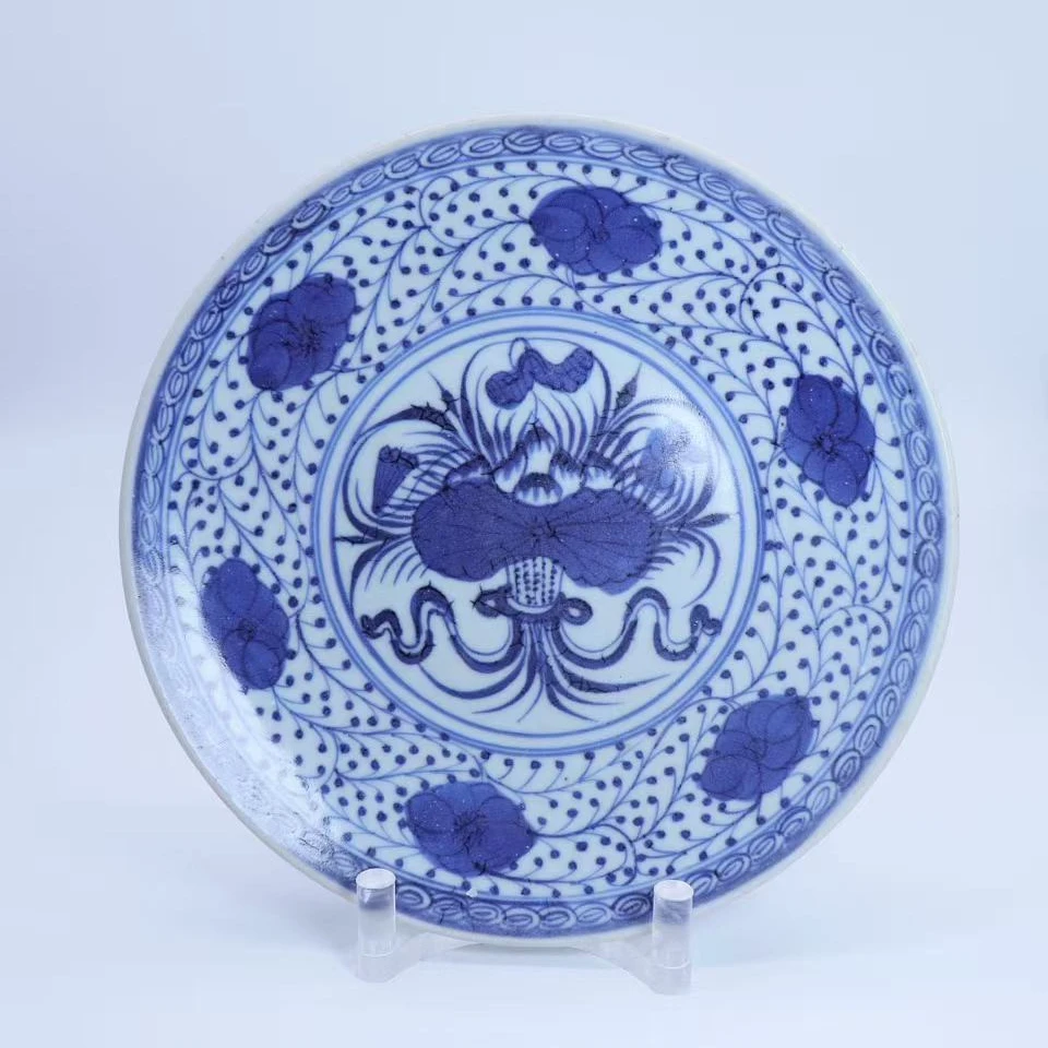 37: 清中期青花一束莲纹盘