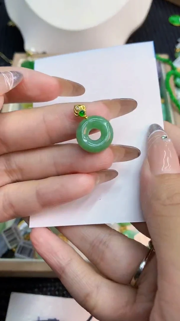 翡翠未镶嵌颈饰1