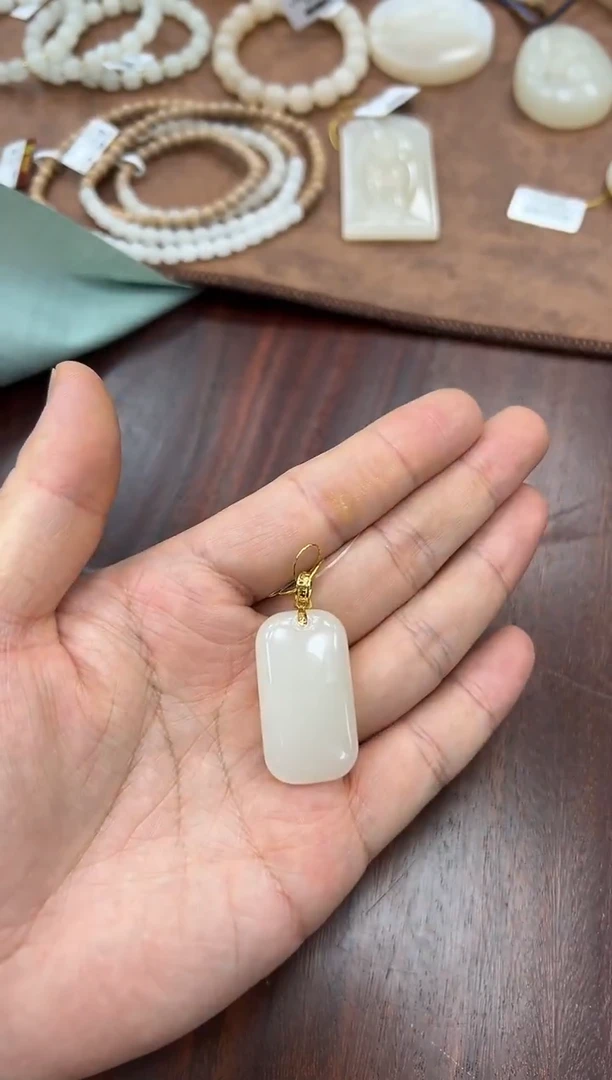 颈饰18K金镶嵌和田玉无事牌