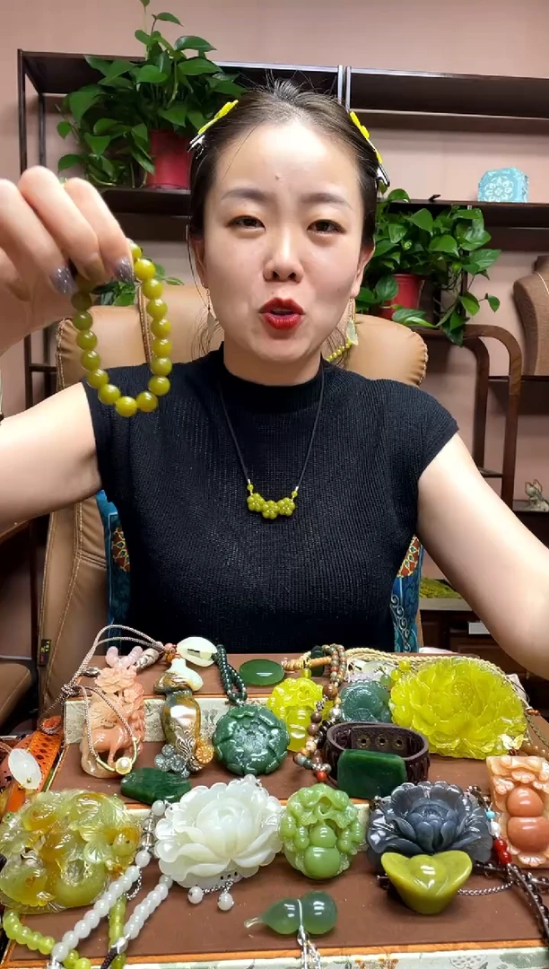 未镶嵌岫玉手串多样性发货发其中之一