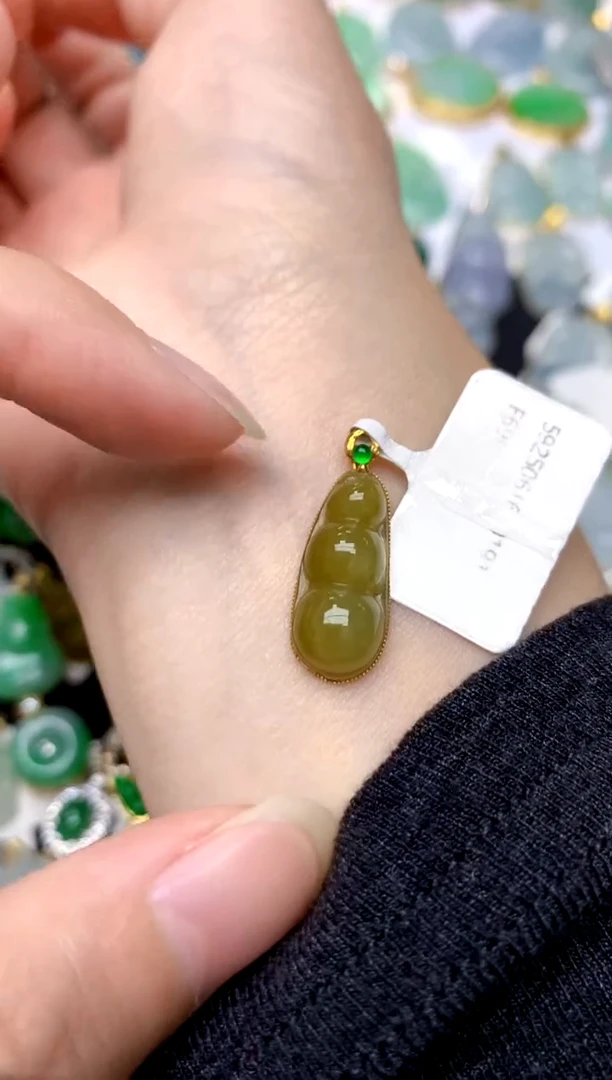 颈饰18K金镶嵌翡翠天然A货翡翠