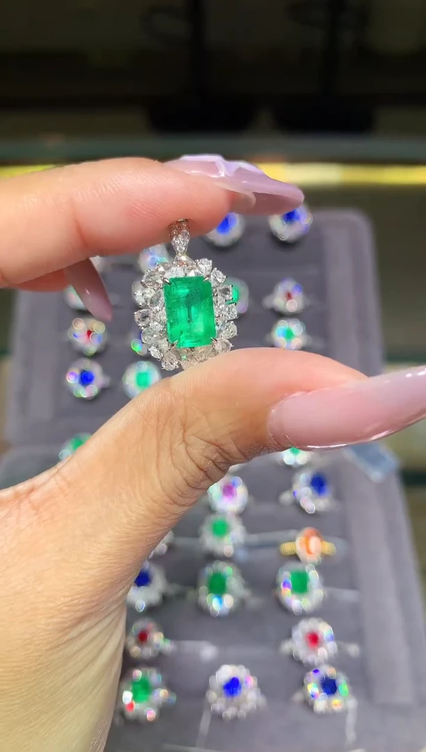 18K金镶嵌戒指祖母绿2.12CT
