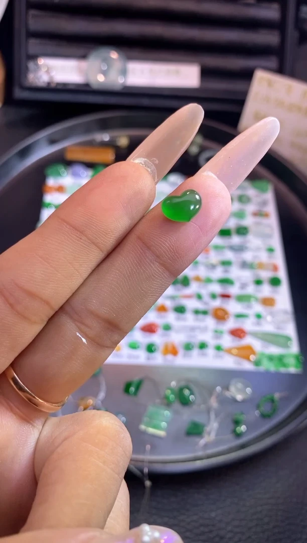 翡翠挂件未镶嵌爱心