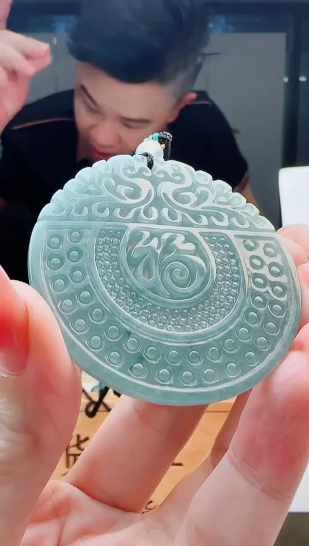 翡翠未镶嵌颈饰多样性发货其中一件