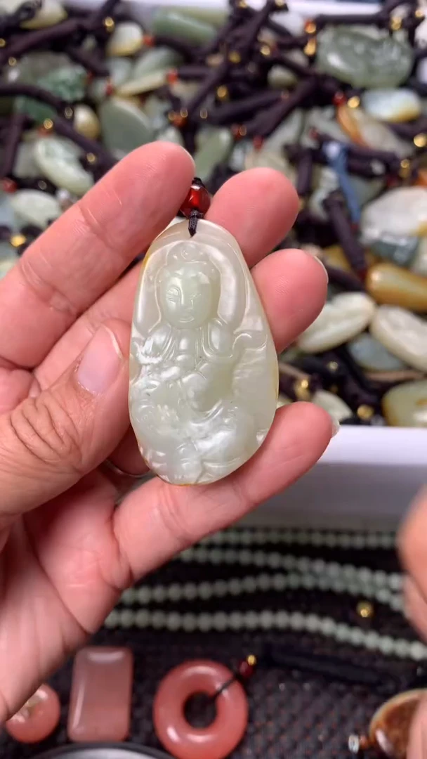 【闪购商品】和田玉颈饰未镶嵌多样性发货没有证书，拍一发一.有瑕
