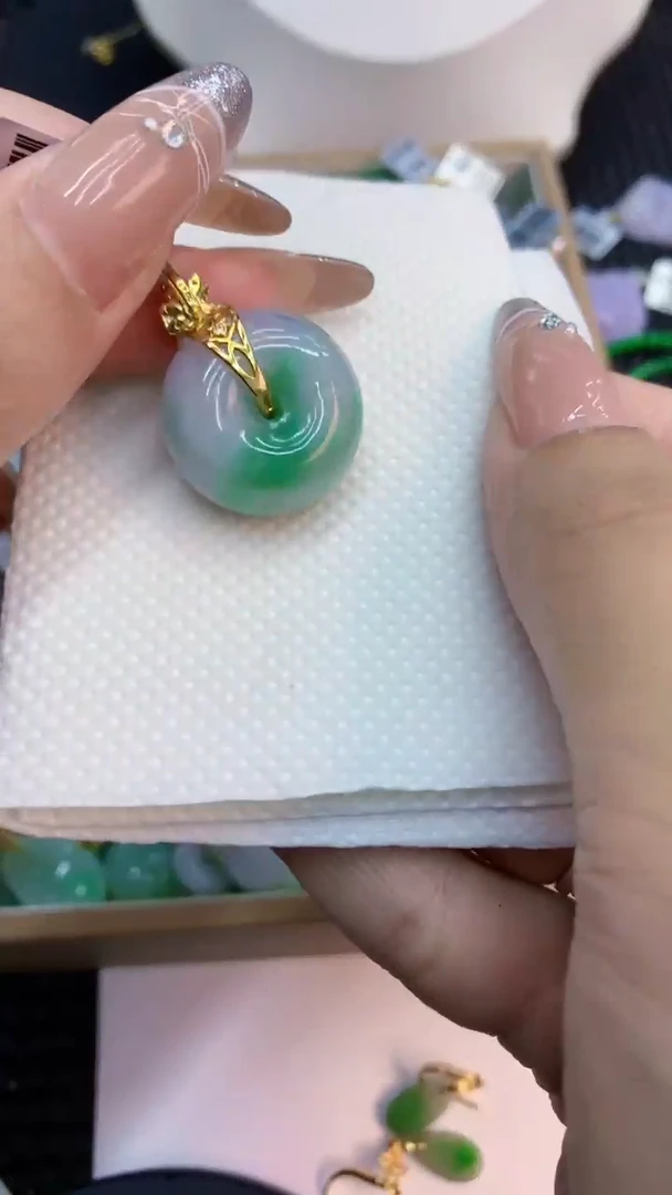翡翠未镶嵌颈饰1