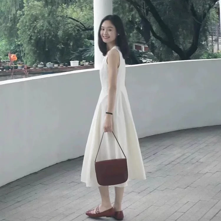 2025夏季白月光法式连衣裙设计感小众背心裙收腰显瘦伞裙子长裙