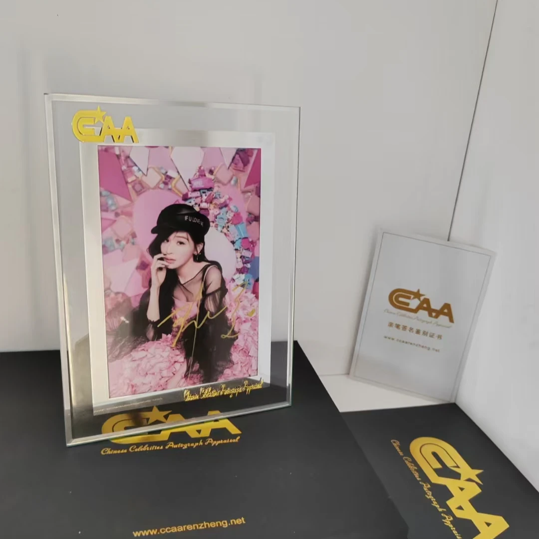 王心凌亲笔签名 带证书 官网可查 玻璃裱框礼盒礼袋包装