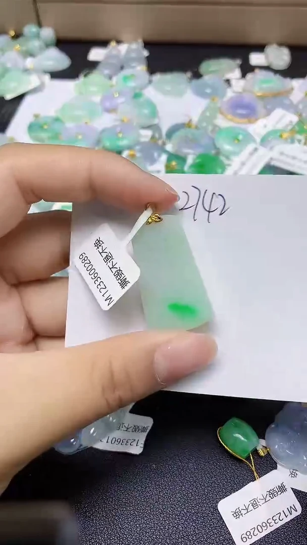 翡翠18K金镶嵌颈饰 天然缅甸翡翠A货