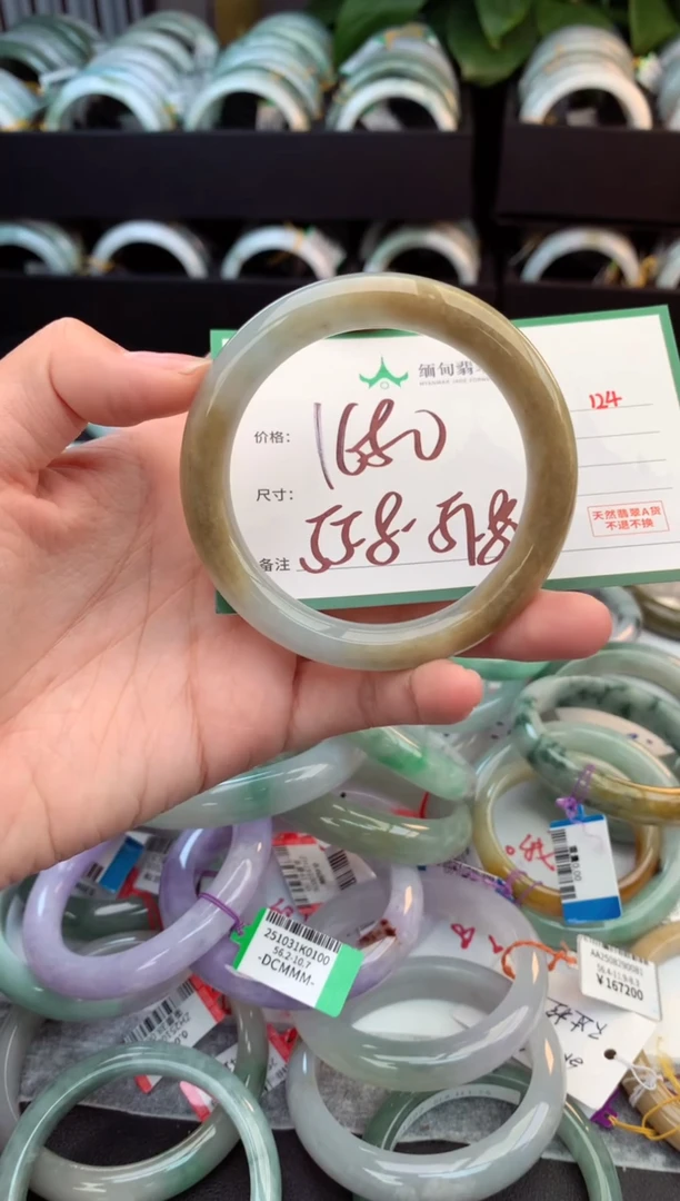 未镶嵌定制翡翠毛货需精细抛光+多人