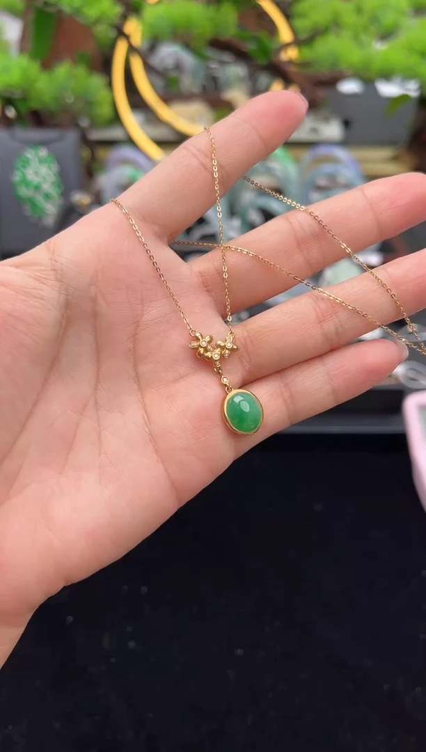 颈饰18K金镶嵌翡翠吊坠