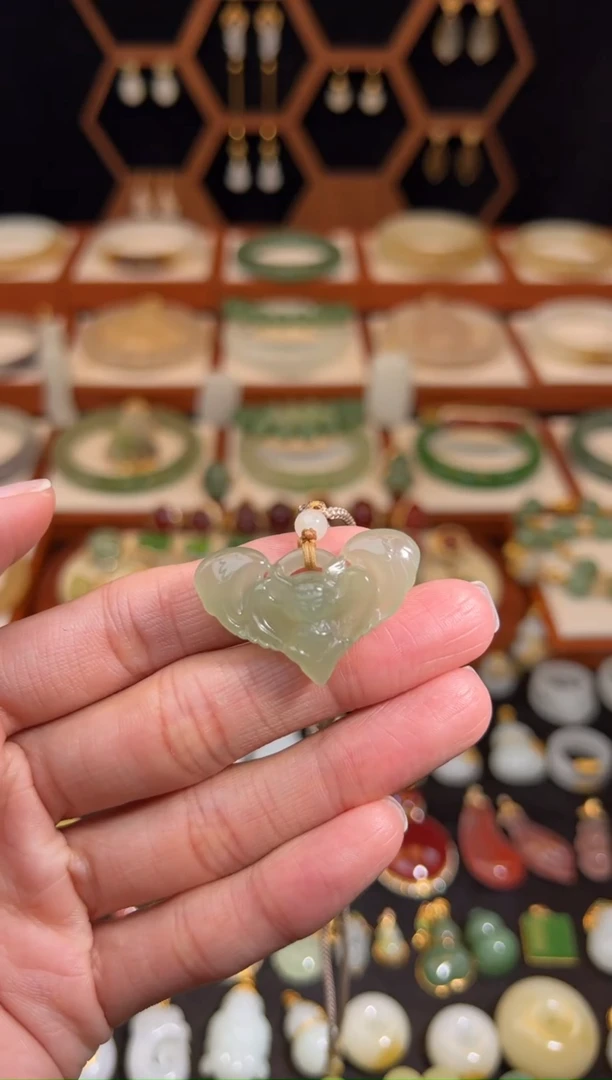 未镶嵌和田玉挂件放漏