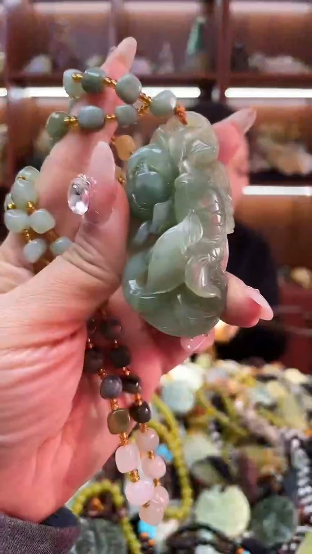 未镶嵌蛇纹石玉吊坠