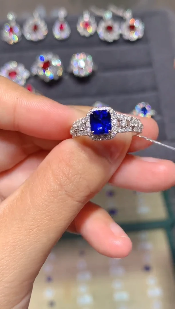 戒指蓝宝石18K金镶嵌1.5ct
