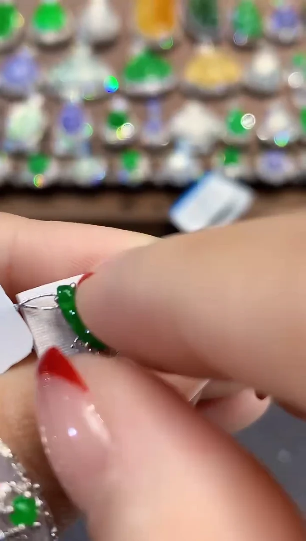 18K金镶嵌翡翠耳饰A31