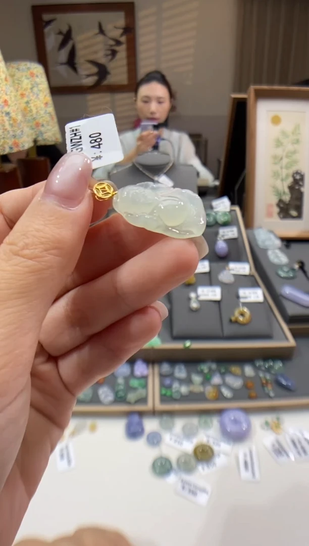 翡翠18K金镶嵌颈饰财神