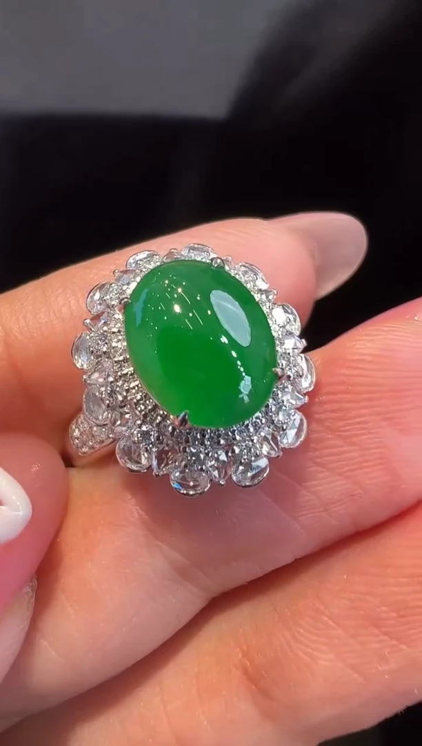 18K金镶嵌戒指翡翠戒指