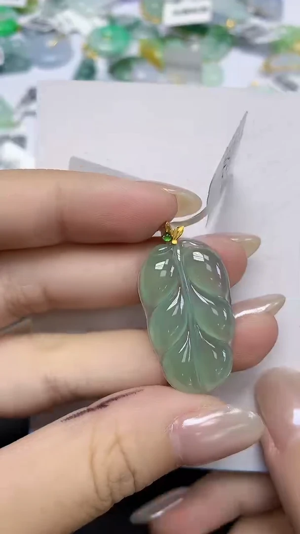 翡翠18K金镶嵌颈饰天然缅甸翡翠A货多样性发其一