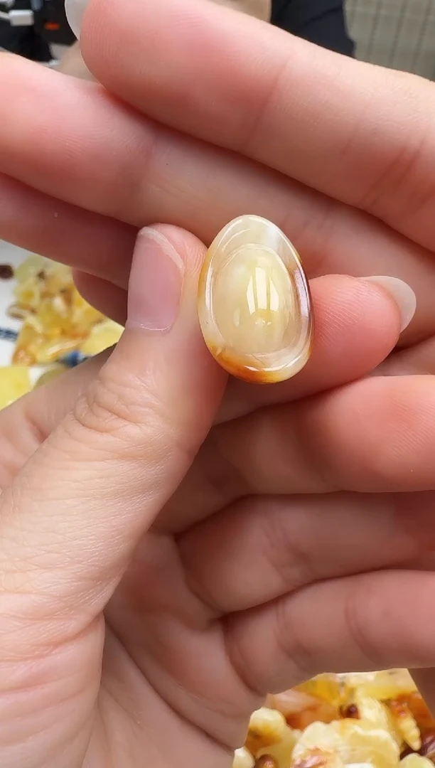 未镶嵌琥珀裸石如图