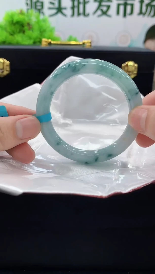 翡翠手镯未镶嵌手镯