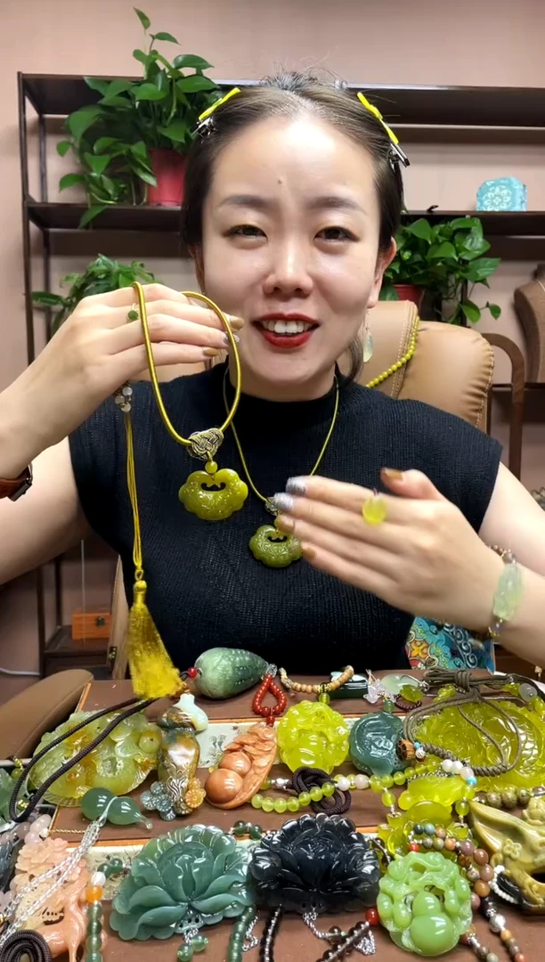 未镶嵌岫玉颈饰多样性发货发其中之一
