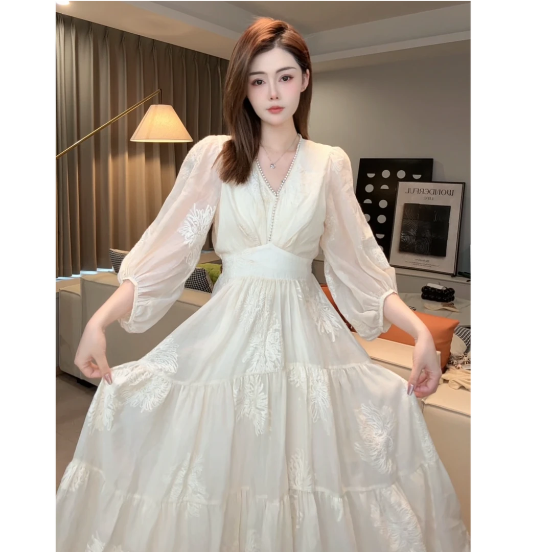 法式名媛风绣花v领长袖连衣裙女2025夏季新款温柔气质收腰显瘦裙