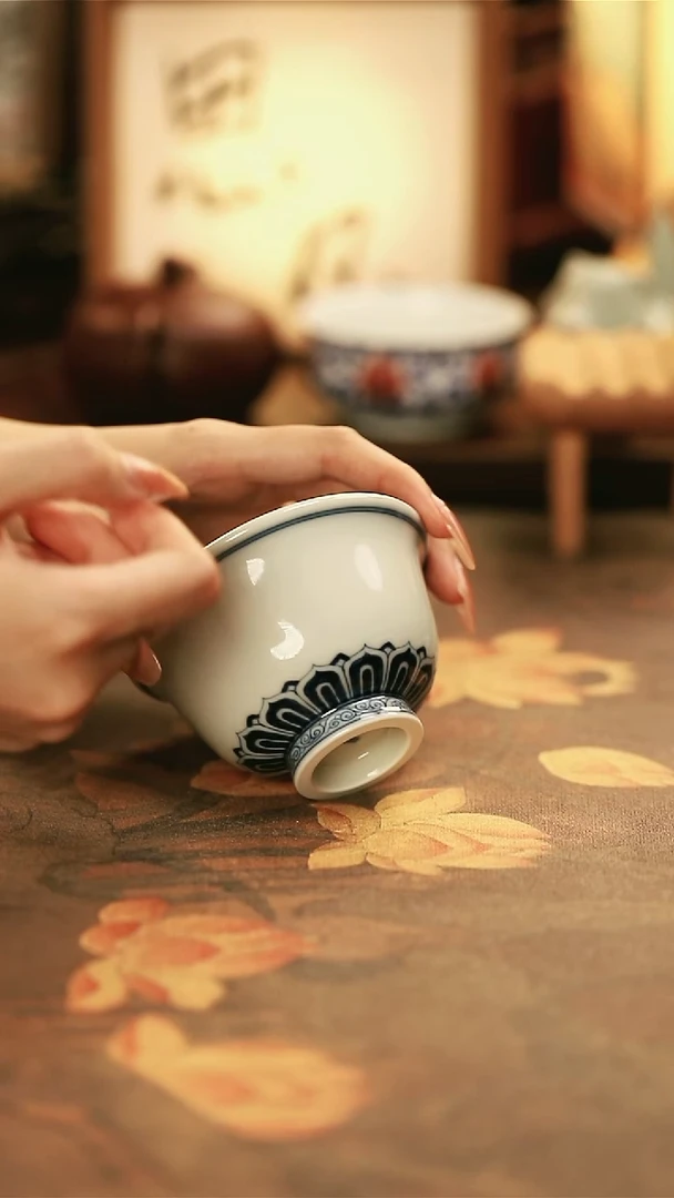 M666/陶瓷留白宝相纹压手杯